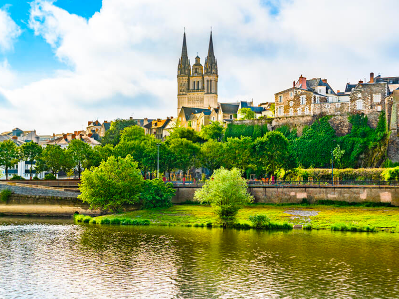 Cathédrale Saint-Maurice Angers vue rivière Maine paysage urbain
