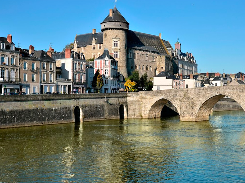 Château de Laval rivière Mayenne pont centre historique